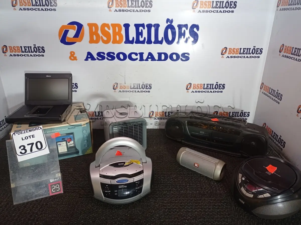 LOTE 370 - 03 RÁDIOS MICROSYSTEMS, 01 UMIDIFICADOR, 01 DVD PLAYER PORTÁTIL MARCAS E MODELOS DIVERSOS. (NO ESTADO) ATENÇÃO! FAZER A VISITAÇÃO ANTES DE ARREMATAR, NÃO SABEMOS SE FUNCIONA. LEILÃO NÃO TEM GARANTIA E NEM DEVOLUÇÃO, SUJEITO A POSSÍVEIS AVARIAS VISÍVEIS/OCULTAS E/OU AUSÊNCIA DE COMPONENTES.