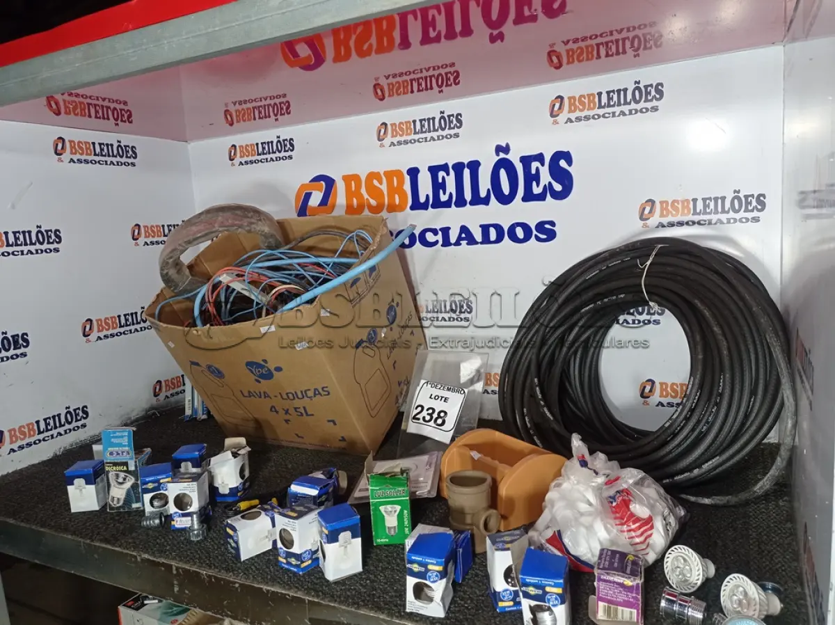 LOTE 238 - 01 LOTE C/VÁRIAS LÂMPADAS, FIOS E MANGUEIRAS DE COMPRESSÃO. (NO ESTADO) ATENÇÃO! FAZER A VISITAÇÃO ANTES DE ARREMATAR, NÃO SABEMOS SE FUNCIONA. LEILÃO NÃO TEM GARANTIA E NEM DEVOLUÇÃO, SUJEITO A POSSÍVEIS AVARIAS VISÍVEIS/OCULTAS E/OU AUSÊNCIA DE COMPONENTES.