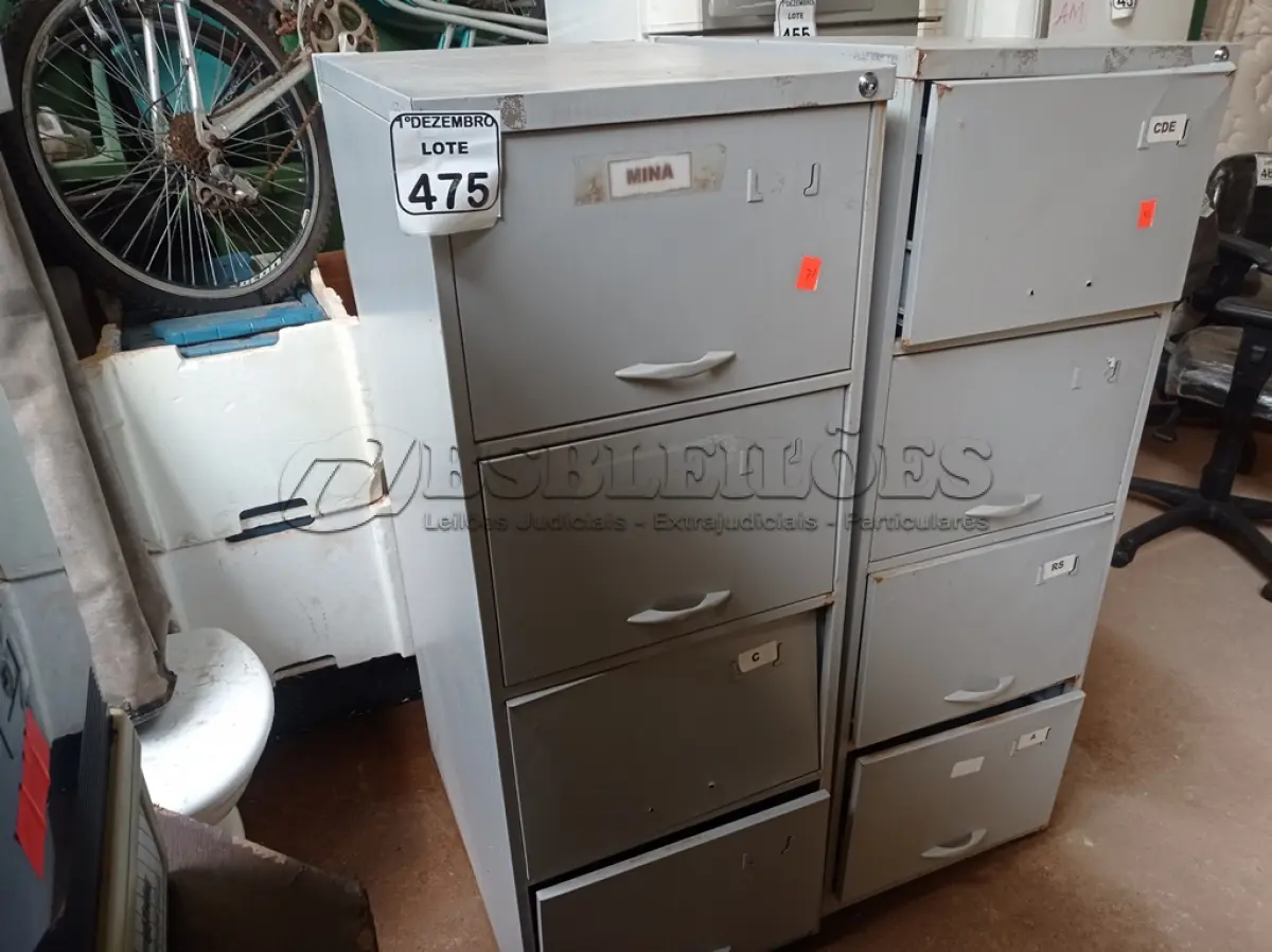LOTE 475 - 02 ARQUIVOS DE AÇO C/04 GAVETAS CADA. (NO ESTADO) ATENÇÃO! FAZER A VISITAÇÃO ANTES DE ARREMATAR, NÃO SABEMOS SE FUNCIONA. LEILÃO NÃO TEM GARANTIA E NEM DEVOLUÇÃO, SUJEITO A POSSÍVEIS AVARIAS VISÍVEIS/OCULTAS E/OU AUSÊNCIA DE COMPONENTES.