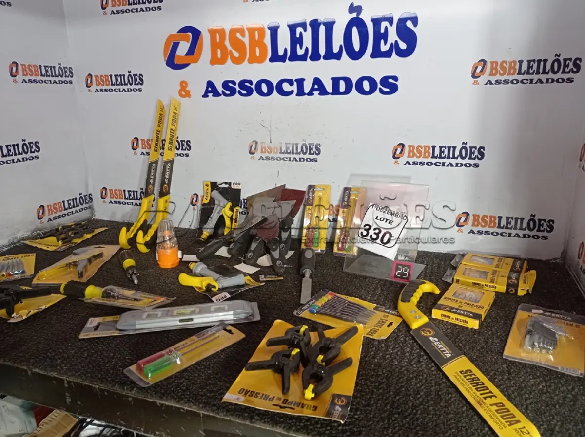 LOTE 330 - 01 LOTE COM FERRAMENTAS DIVERSAS. (NO ESTADO) ATENÇÃO! FAZER A VISITAÇÃO ANTES DE ARREMATAR, NÃO SABEMOS SE FUNCIONA. LEILÃO NÃO TEM GARANTIA E NEM DEVOLUÇÃO, SUJEITO A POSSÍVEIS AVARIAS VISÍVEIS/OCULTAS E/OU AUSÊNCIA DE COMPONENTES.
