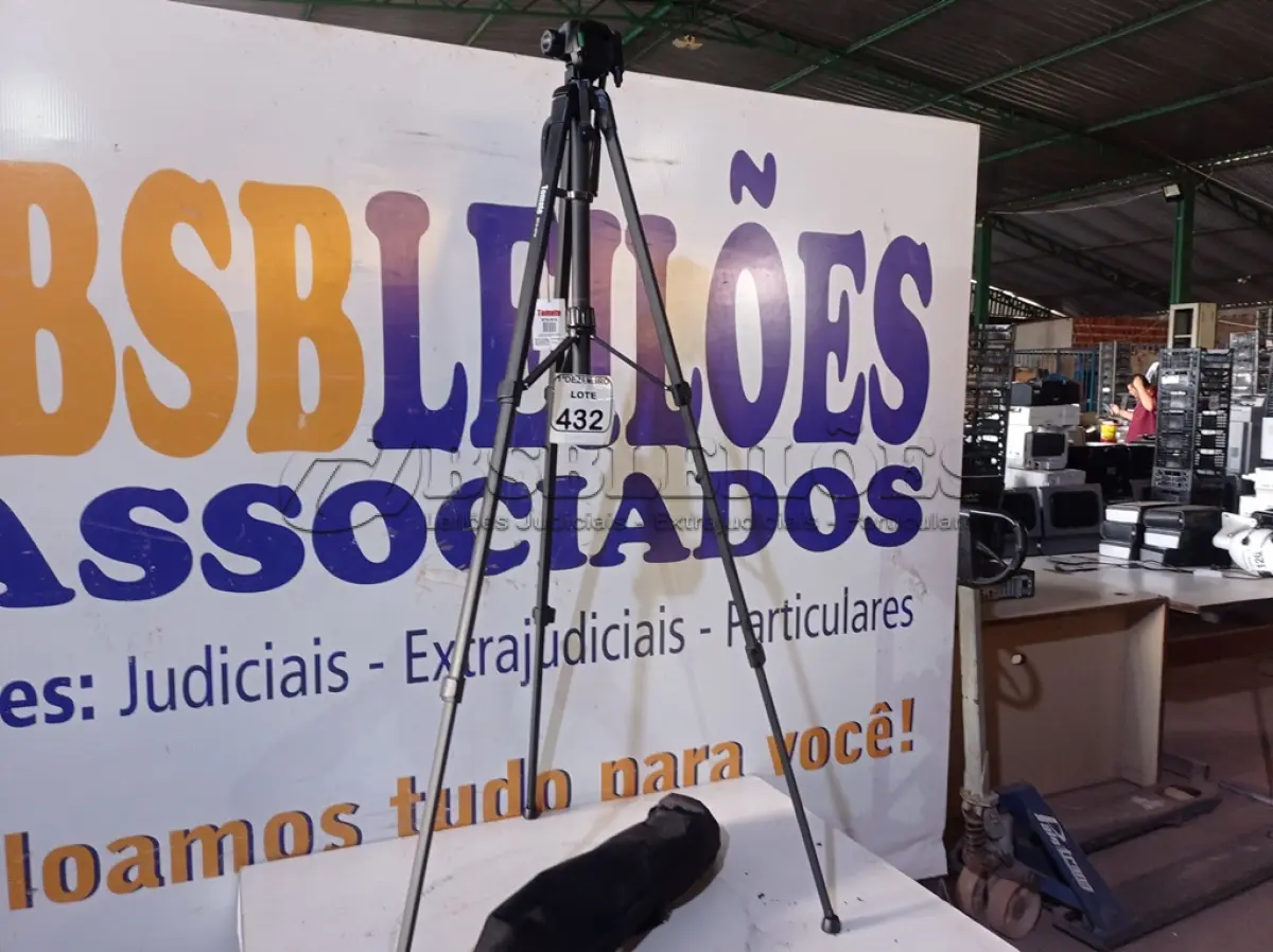 LOTE 432 - 01 TRIPÉ P/CÂMERA MARCA TOMATE(NOVO). (NO ESTADO) ATENÇÃO! FAZER A VISITAÇÃO ANTES DE ARREMATAR, NÃO SABEMOS SE FUNCIONA. LEILÃO NÃO TEM GARANTIA E NEM DEVOLUÇÃO, SUJEITO A POSSÍVEIS AVARIAS VISÍVEIS/OCULTAS E/OU AUSÊNCIA DE COMPONENTES.