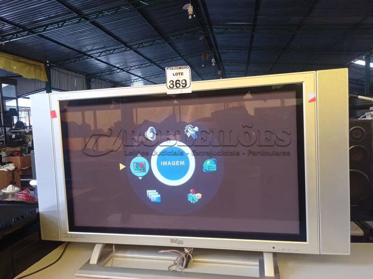 LOTE 369 - 01 TV MARCA PHILCO 42”. (NO ESTADO) ATENÇÃO! FAZER A VISITAÇÃO ANTES DE ARREMATAR, NÃO SABEMOS SE FUNCIONA. LEILÃO NÃO TEM GARANTIA E NEM DEVOLUÇÃO, SUJEITO A POSSÍVEIS AVARIAS VISÍVEIS/OCULTAS E/OU AUSÊNCIA DE COMPONENTES.