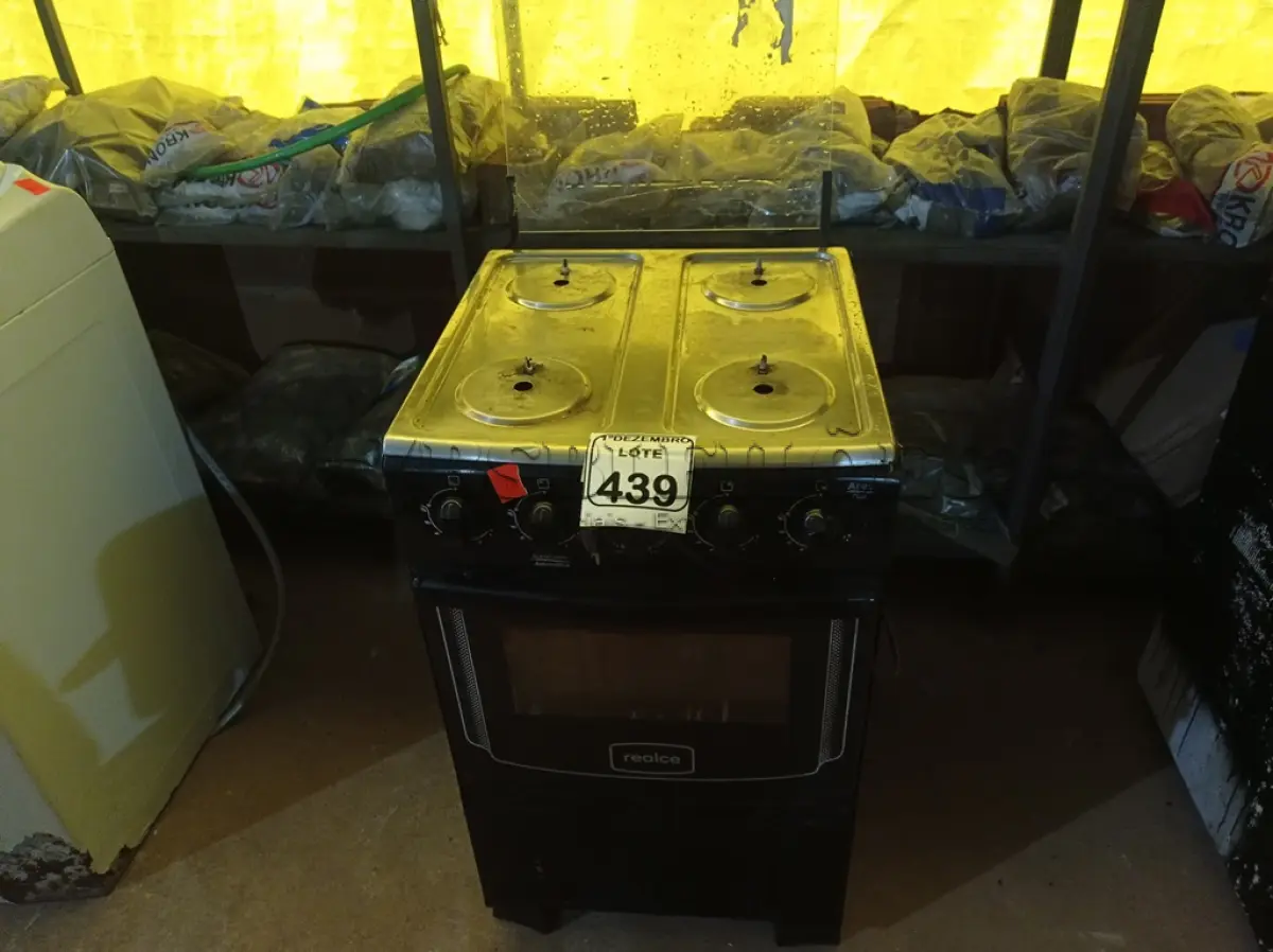 LOTE 439 - 01 FOGÃO A GÁS MARCA REALCE 04 BOCAS C/AVARIAS. (NO ESTADO) ATENÇÃO! FAZER A VISITAÇÃO ANTES DE ARREMATAR, NÃO SABEMOS SE FUNCIONA. LEILÃO NÃO TEM GARANTIA E NEM DEVOLUÇÃO, SUJEITO A POSSÍVEIS AVARIAS VISÍVEIS/OCULTAS E/OU AUSÊNCIA DE COMPONENTES.
