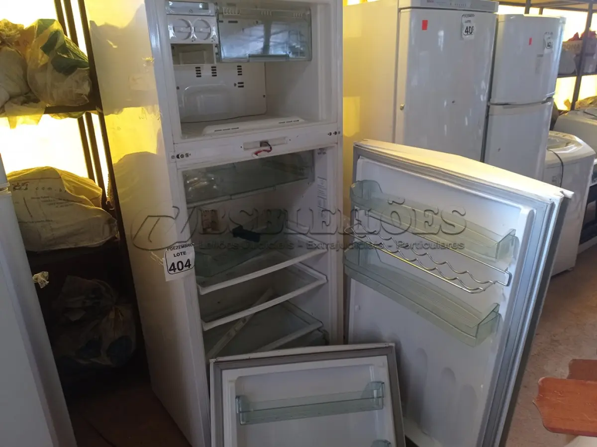 LOTE 404 - 01 GELADEIRA MARCA BRASTEMP FROST FREE 220V. (NO ESTADO) ATENÇÃO! FAZER A VISITAÇÃO ANTES DE ARREMATAR, NÃO SABEMOS SE FUNCIONA. LEILÃO NÃO TEM GARANTIA E NEM DEVOLUÇÃO, SUJEITO A POSSÍVEIS AVARIAS VISÍVEIS/OCULTAS E/OU AUSÊNCIA DE COMPONENTES.