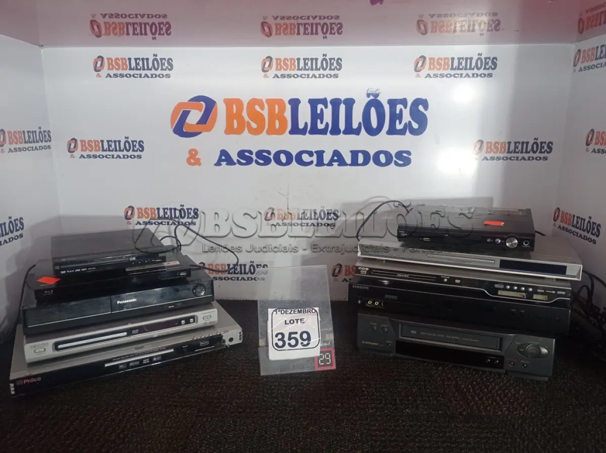 LOTE 359 - 01 VÍDEO CASSETE E VÁRIOS APARELHOS DE DVD MARCAS E MODELOS DIVERSOS. (NO ESTADO) ATENÇÃO! FAZER A VISITAÇÃO ANTES DE ARREMATAR, NÃO SABEMOS SE FUNCIONA. LEILÃO NÃO TEM GARANTIA E NEM DEVOLUÇÃO, SUJEITO A POSSÍVEIS AVARIAS VISÍVEIS/OCULTAS E/OU AUSÊNCIA DE COMPONENTES.