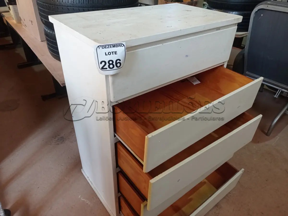 LOTE 286 - 01 CÔMODA NA COR BRANCA 05 GAVETAS. (NO ESTADO) ATENÇÃO! FAZER A VISITAÇÃO ANTES DE ARREMATAR, NÃO SABEMOS SE FUNCIONA. LEILÃO NÃO TEM GARANTIA E NEM DEVOLUÇÃO, SUJEITO A POSSÍVEIS AVARIAS VISÍVEIS/OCULTAS E/OU AUSÊNCIA DE COMPONENTES.