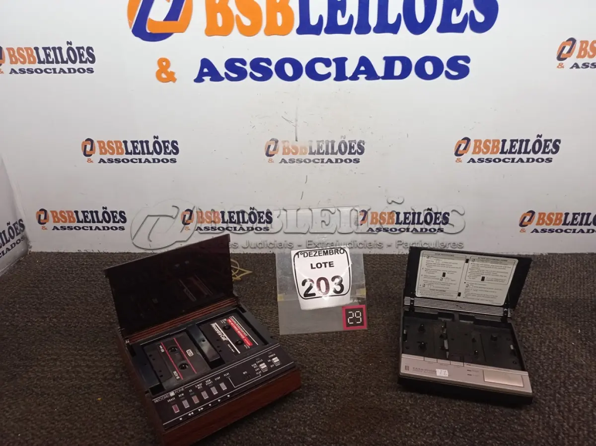 LOTE 203 - 02 TOCA FITAS ANTIGOS MARCA PANASONIC E COBRA. (NO ESTADO) ATENÇÃO! FAZER A VISITAÇÃO ANTES DE ARREMATAR, NÃO SABEMOS SE FUNCIONA. LEILÃO NÃO TEM GARANTIA E NEM DEVOLUÇÃO, SUJEITO A POSSÍVEIS AVARIAS VISÍVEIS/OCULTAS E/OU AUSÊNCIA DE COMPONENTES.