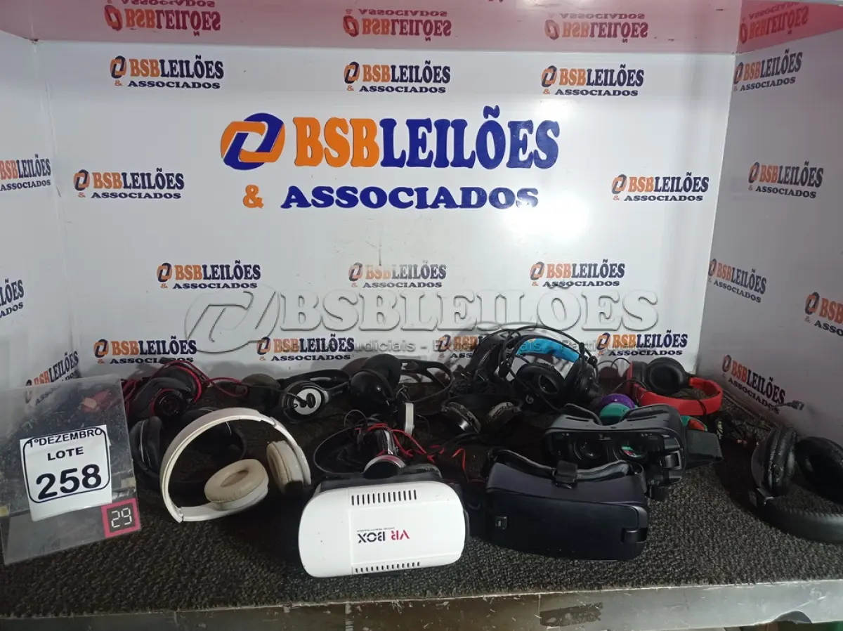 LOTE 258 - 01 LOTE C/VÁRIOS HEADSETS E ÓCULOS P/REALIDADE VIRTUAL MARCAS E MODELOS DIVERSOS. (NO ESTADO) ATENÇÃO! FAZER A VISITAÇÃO ANTES DE ARREMATAR, NÃO SABEMOS SE FUNCIONA. LEILÃO NÃO TEM GARANTIA E NEM DEVOLUÇÃO, SUJEITO A POSSÍVEIS AVARIAS VISÍVEIS/OCULTAS E/OU AUSÊNCIA DE COMPONENTES.