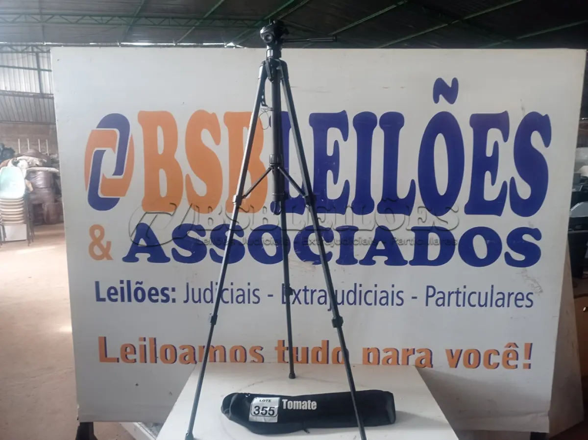 LOTE 355 - 01 TRIPÉ P/CÂMERA MARCA TOMATE(NOVO). (NO ESTADO) ATENÇÃO! FAZER A VISITAÇÃO ANTES DE ARREMATAR, NÃO SABEMOS SE FUNCIONA. LEILÃO NÃO TEM GARANTIA E NEM DEVOLUÇÃO, SUJEITO A POSSÍVEIS AVARIAS VISÍVEIS/OCULTAS E/OU AUSÊNCIA DE COMPONENTES.