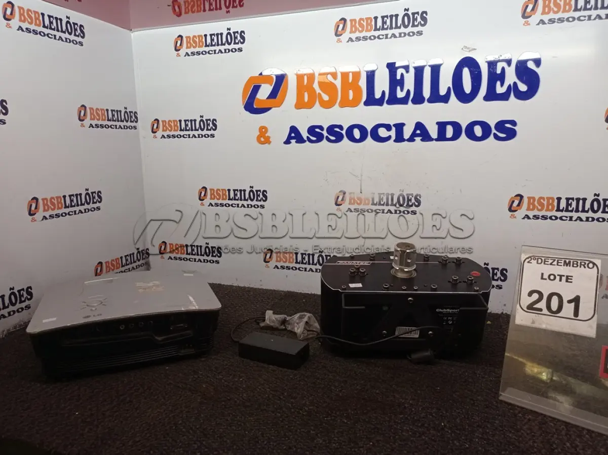 LOTE 201 - 01 BASE DE VOLANTE PARA SIMULADORES DE CORRIDA MARCA FANATEC E 01 PROJETOR MULTIMIDIA MARCA LG. (NO ESTADO) ATENÇÃO! FAZER A VISITAÇÃO ANTES DE ARREMATAR, NÃO SABEMOS SE FUNCIONA. LEILÃO NÃO TEM GARANTIA E NEM DEVOLUÇÃO, SUJEITO A POSSÍVEIS AVARIAS VISÍVEIS/OCULTAS E/OU AUSÊNCIA DE COMPONENTES.