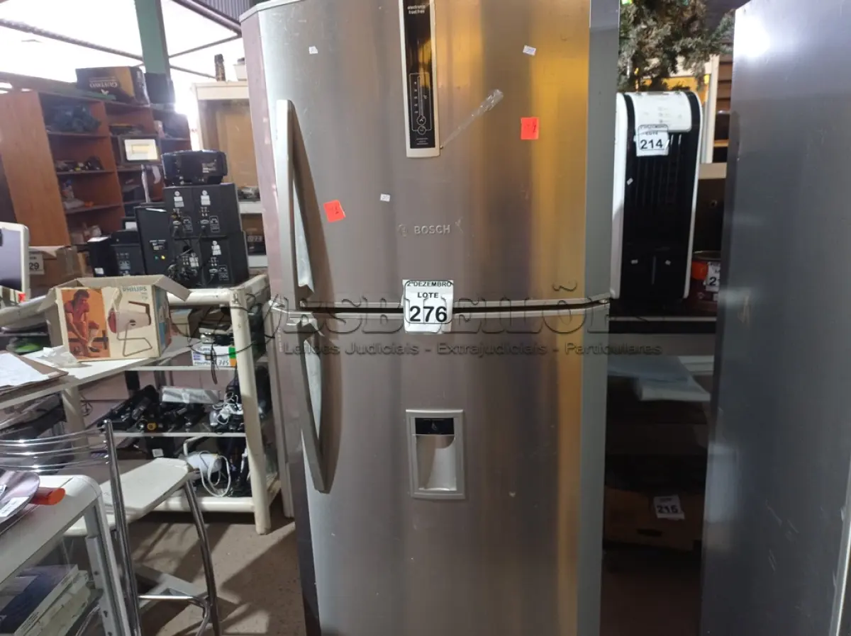 LOTE 276 - 01 GELADEIRA MARCA BOSCH. (NO ESTADO) ATENÇÃO! FAZER A VISITAÇÃO ANTES DE ARREMATAR, NÃO SABEMOS SE FUNCIONA. LEILÃO NÃO TEM GARANTIA E NEM DEVOLUÇÃO, SUJEITO A POSSÍVEIS AVARIAS VISÍVEIS/OCULTAS E/OU AUSÊNCIA DE COMPONENTES.