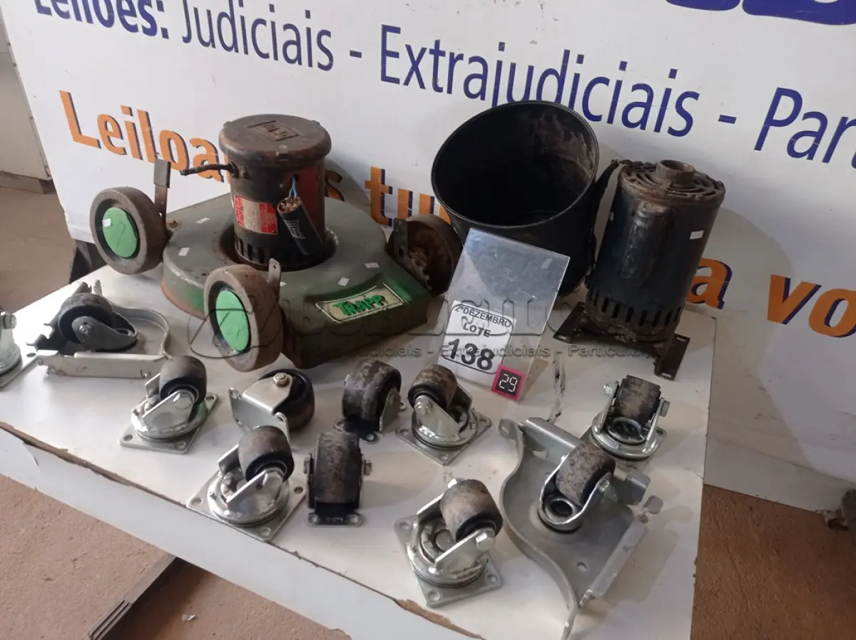 LOTE 138 - 01 SUCATA DE MÁQUINA DE CORTAR GRAMAS, 01 BALDE C/VÁRIAS RODINHAS E 01 MOTOR ELÉTRICO. (NO ESTADO) ATENÇÃO! FAZER A VISITAÇÃO ANTES DE ARREMATAR, NÃO SABEMOS SE FUNCIONA. LEILÃO NÃO TEM GARANTIA E NEM DEVOLUÇÃO, SUJEITO A POSSÍVEIS AVARIAS VISÍVEIS/OCULTAS E/OU AUSÊNCIA DE COMPONENTES.