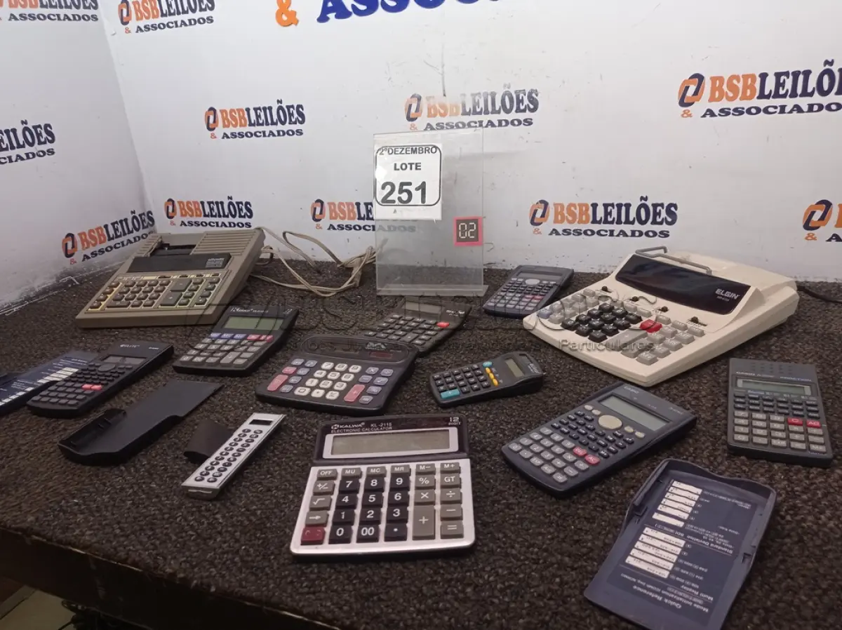 LOTE 251 - 01 LOTE C/VÁRIAS CALCULADORAS MARCAS E MODELOS DIVERSOS. (NO ESTADO) ATENÇÃO! FAZER A VISITAÇÃO ANTES DE ARREMATAR, NÃO SABEMOS SE FUNCIONA. LEILÃO NÃO TEM GARANTIA E NEM DEVOLUÇÃO, SUJEITO A POSSÍVEIS AVARIAS VISÍVEIS/OCULTAS E/OU AUSÊNCIA DE COMPONENTES.