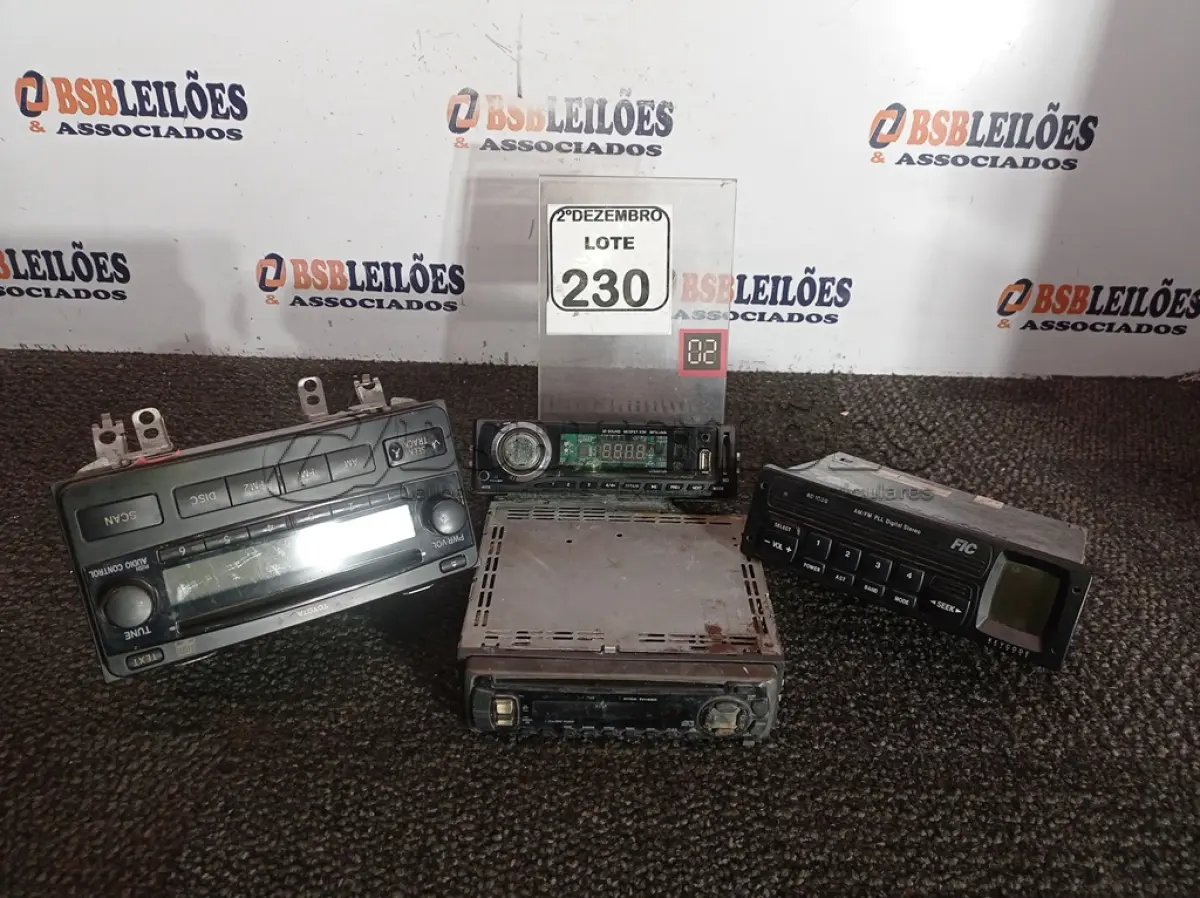 LOTE 230 - 04 APARELHOS DE SOM AUTOMOTIVO MARCAS E MODELOS DIVERSOS. (NO ESTADO) ATENÇÃO! FAZER A VISITAÇÃO ANTES DE ARREMATAR, NÃO SABEMOS SE FUNCIONA. LEILÃO NÃO TEM GARANTIA E NEM DEVOLUÇÃO, SUJEITO A POSSÍVEIS AVARIAS VISÍVEIS/OCULTAS E/OU AUSÊNCIA DE COMPONENTES.