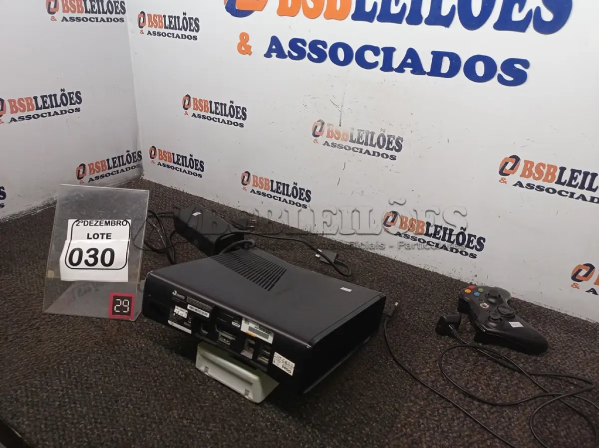 LOTE 030 - 01 XBOX 360 C/FONTE E 01 CONTROLE. (NO ESTADO) ATENÇÃO! FAZER A VISITAÇÃO ANTES DE ARREMATAR, NÃO SABEMOS SE FUNCIONA. LEILÃO NÃO TEM GARANTIA E NEM DEVOLUÇÃO, SUJEITO A POSSÍVEIS AVARIAS VISÍVEIS/OCULTAS E/OU AUSÊNCIA DE COMPONENTES.