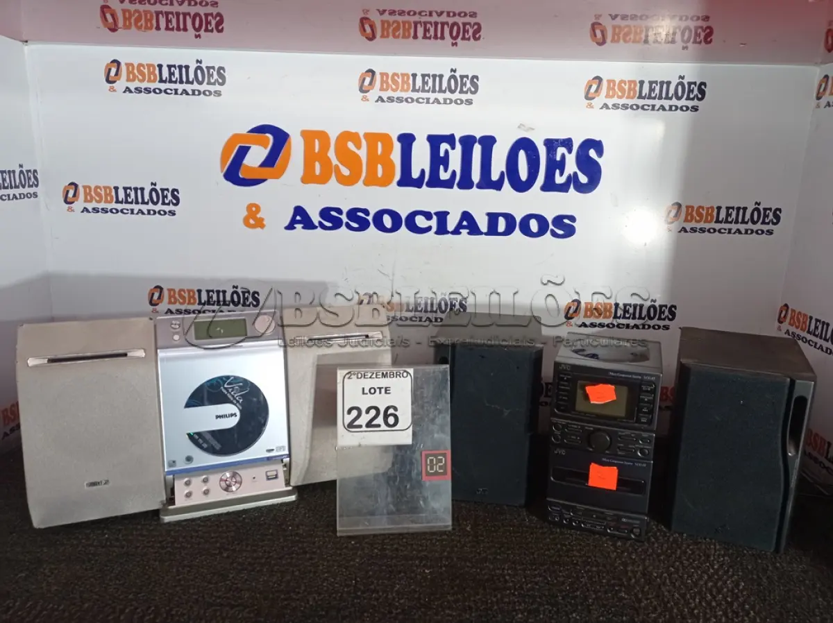 LOTE 226 - 02 APARELHOS DE SOM MARCA PHILLIPS E JVC. (NO ESTADO) ATENÇÃO! FAZER A VISITAÇÃO ANTES DE ARREMATAR, NÃO SABEMOS SE FUNCIONA. LEILÃO NÃO TEM GARANTIA E NEM DEVOLUÇÃO, SUJEITO A POSSÍVEIS AVARIAS VISÍVEIS/OCULTAS E/OU AUSÊNCIA DE COMPONENTES.