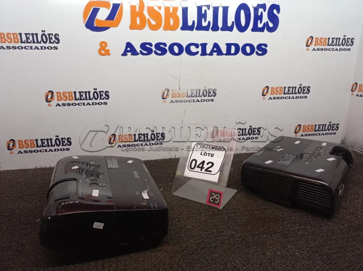 LOTE 042 - 02 PROJETORES MULTIMÍDIA MARCA EPSON P/RETIRADA DE PEÇAS. (NO ESTADO) ATENÇÃO! FAZER A VISITAÇÃO ANTES DE ARREMATAR, NÃO SABEMOS SE FUNCIONA. LEILÃO NÃO TEM GARANTIA E NEM DEVOLUÇÃO, SUJEITO A POSSÍVEIS AVARIAS VISÍVEIS/OCULTAS E/OU AUSÊNCIA DE COMPONENTES.