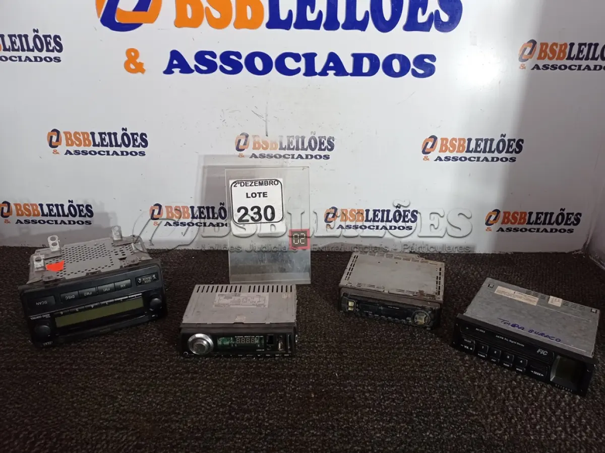 LOTE 230 - 04 APARELHOS DE SOM AUTOMOTIVO MARCAS E MODELOS DIVERSOS. (NO ESTADO) ATENÇÃO! FAZER A VISITAÇÃO ANTES DE ARREMATAR, NÃO SABEMOS SE FUNCIONA. LEILÃO NÃO TEM GARANTIA E NEM DEVOLUÇÃO, SUJEITO A POSSÍVEIS AVARIAS VISÍVEIS/OCULTAS E/OU AUSÊNCIA DE COMPONENTES.