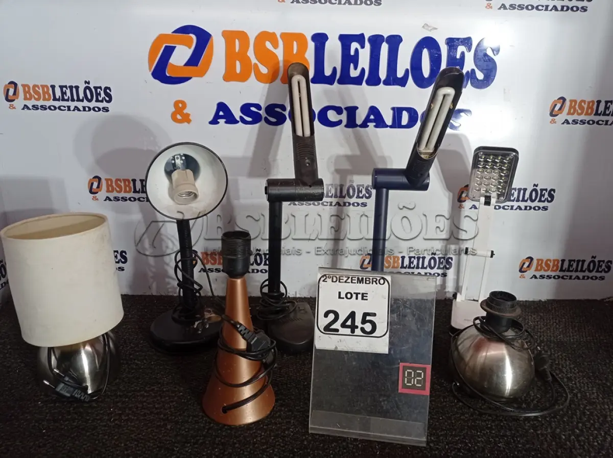 LOTE 245 - 01 LOTE C/VÁRIAS LUMINÁRIAS E ABAJURES MARCAS E MODELOS DIVERSOS. (NO ESTADO) ATENÇÃO! FAZER A VISITAÇÃO ANTES DE ARREMATAR, NÃO SABEMOS SE FUNCIONA. LEILÃO NÃO TEM GARANTIA E NEM DEVOLUÇÃO, SUJEITO A POSSÍVEIS AVARIAS VISÍVEIS/OCULTAS E/OU AUSÊNCIA DE COMPONENTES.
