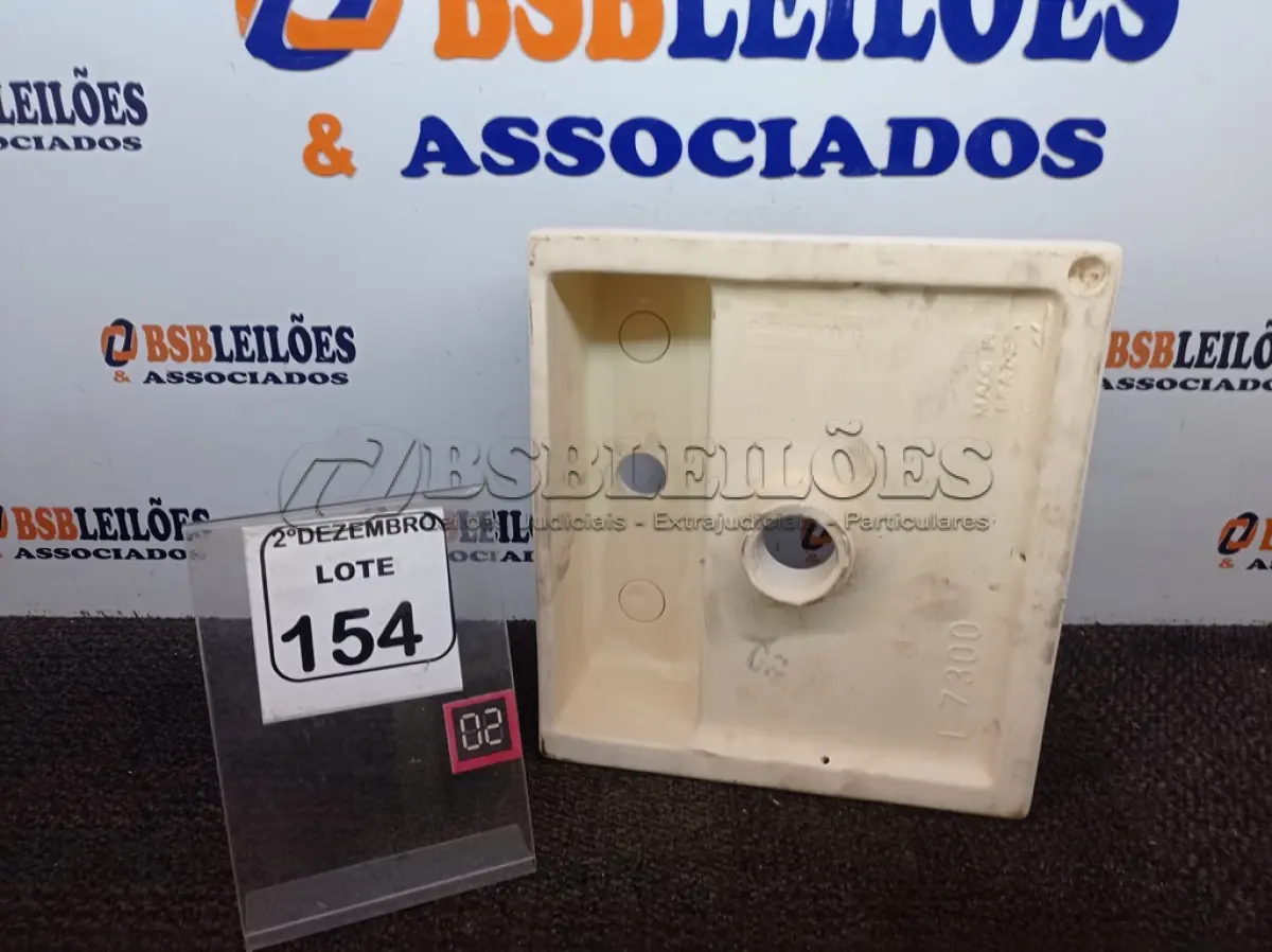 LOTE 154 - 01 CUBA QUADRADA MARCA DECA 32X35CM(NOVO). (NO ESTADO) ATENÇÃO! FAZER A VISITAÇÃO ANTES DE ARREMATAR, NÃO SABEMOS SE FUNCIONA. LEILÃO NÃO TEM GARANTIA E NEM DEVOLUÇÃO, SUJEITO A POSSÍVEIS AVARIAS VISÍVEIS/OCULTAS E/OU AUSÊNCIA DE COMPONENTES.