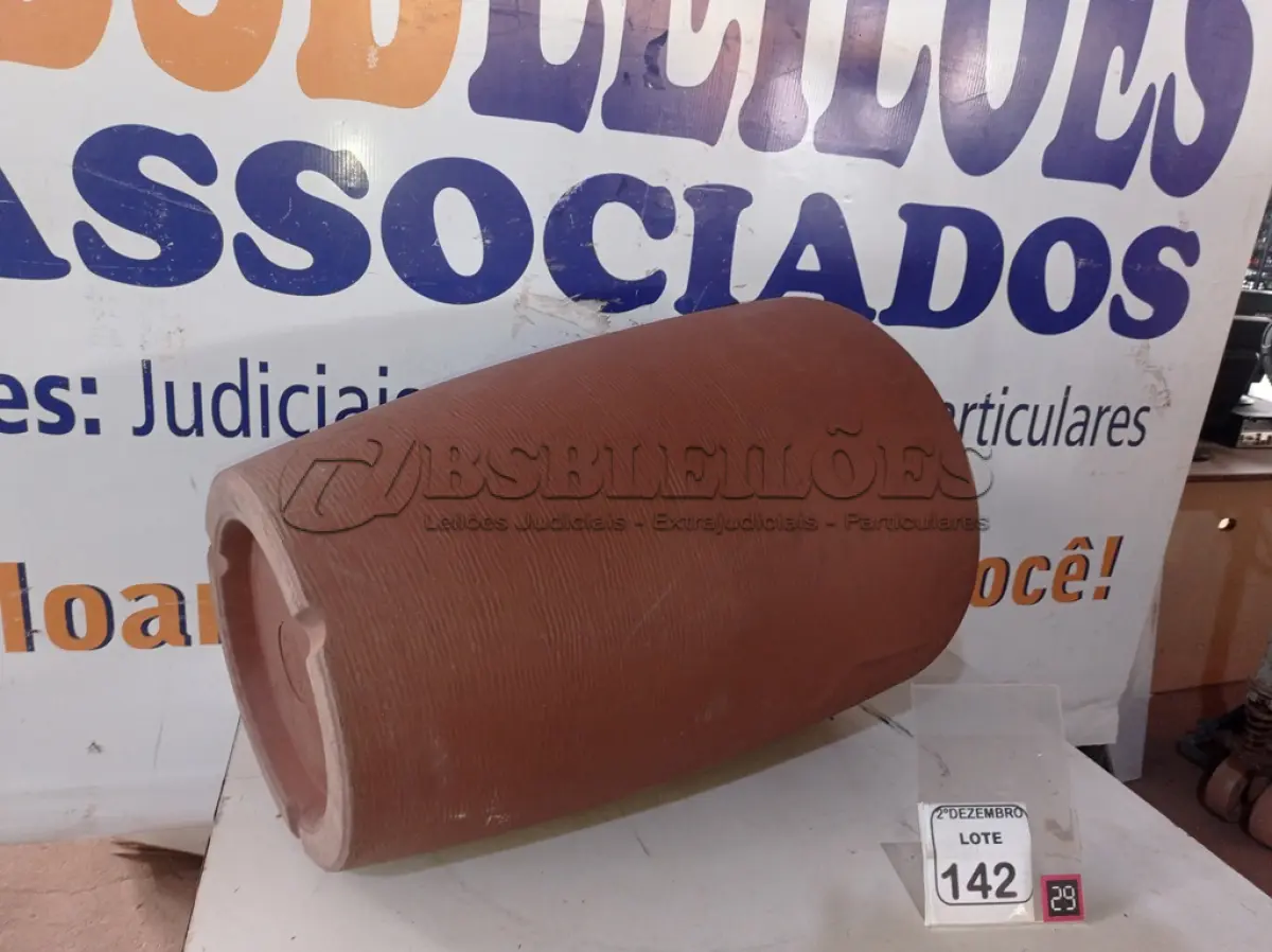 LOTE 142 - 01 VASO P/PLANTAS DE PLÁSTICO(NOVO). (NO ESTADO) ATENÇÃO! FAZER A VISITAÇÃO ANTES DE ARREMATAR, NÃO SABEMOS SE FUNCIONA. LEILÃO NÃO TEM GARANTIA E NEM DEVOLUÇÃO, SUJEITO A POSSÍVEIS AVARIAS VISÍVEIS/OCULTAS E/OU AUSÊNCIA DE COMPONENTES.