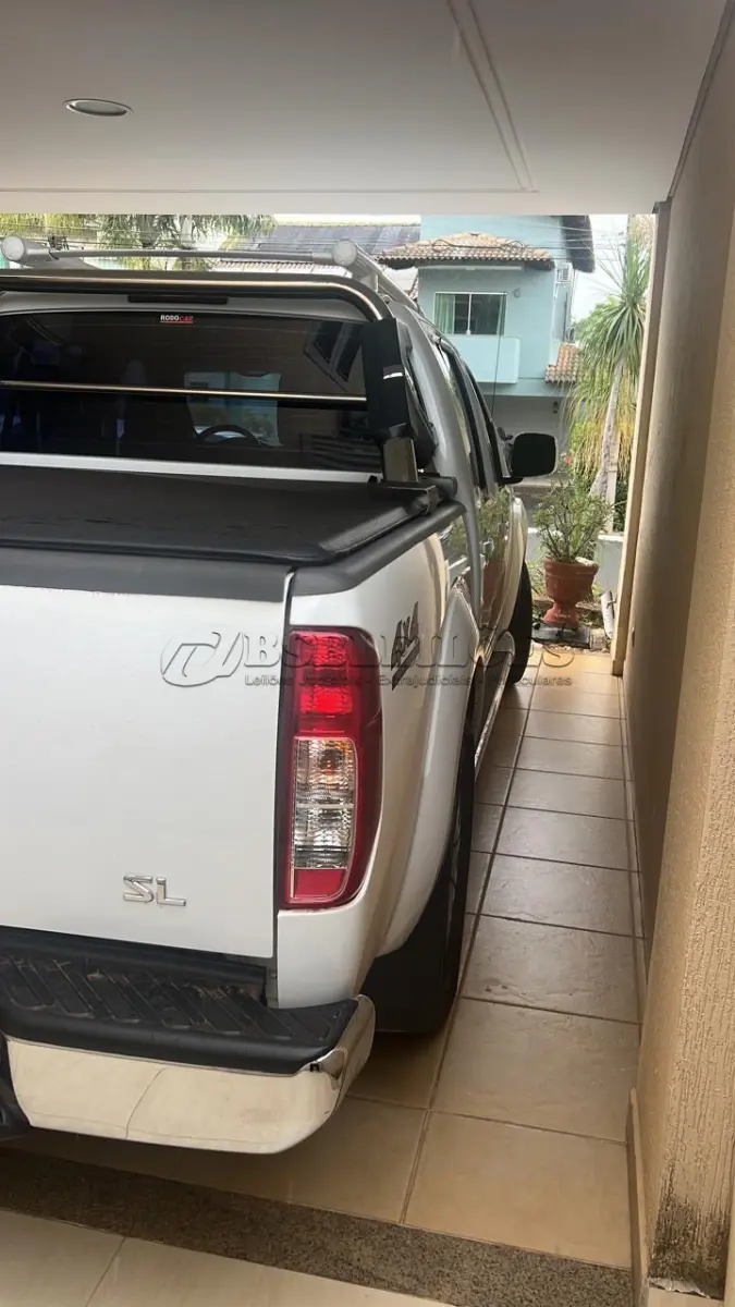 LOTE 004 - 01 NISSAN/FRONTIER SL 4X4 AUTOMATICA, BRANCA , DIESEL, ANO 2013/2014 (NO ESTADO) (RETIRADA EM GOIÂNIA -GO) (171.000 KM RODADOS)