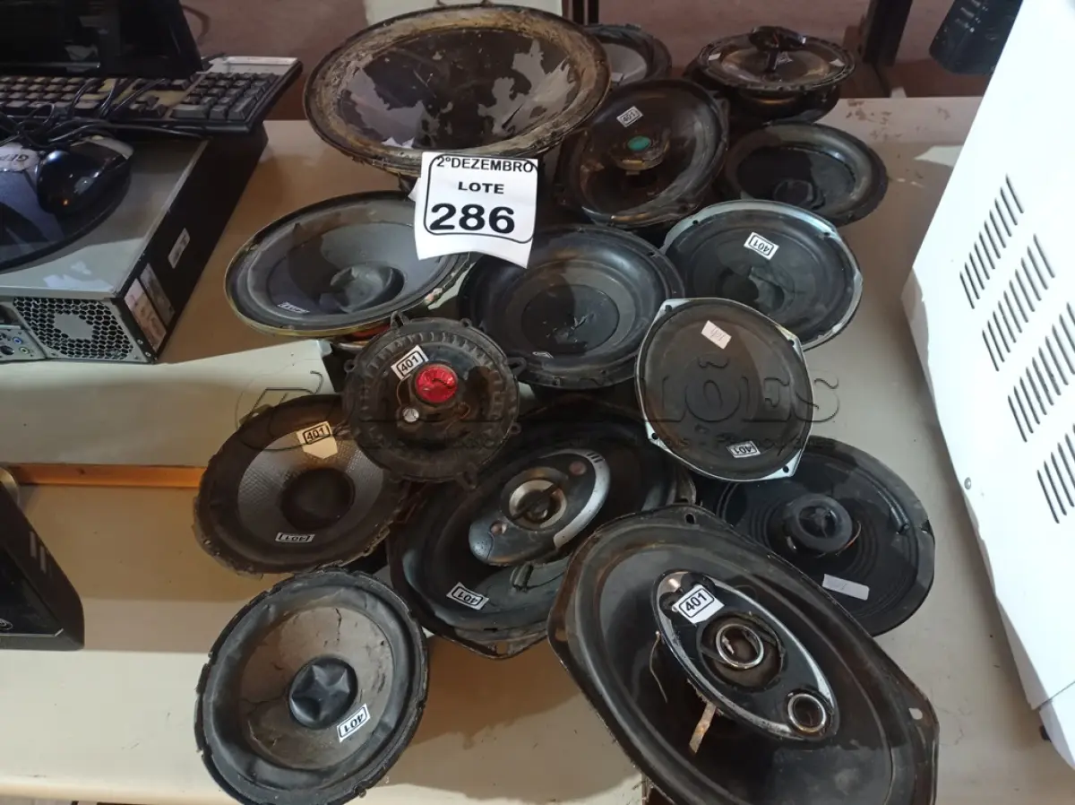LOTE 286 - 01 LOTE C/VÁRIOS AUTO FALANTES AUTOMOTIVOS MARCAS E MODELOS DIVERSOS. (NO ESTADO) ATENÇÃO! FAZER A VISITAÇÃO ANTES DE ARREMATAR, NÃO SABEMOS SE FUNCIONA. LEILÃO NÃO TEM GARANTIA E NEM DEVOLUÇÃO, SUJEITO A POSSÍVEIS AVARIAS VISÍVEIS/OCULTAS E/OU AUSÊNCIA DE COMPONENTES.