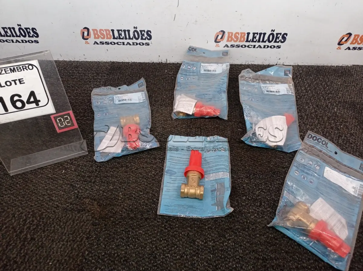 LOTE 164 - 05 REGISTROS GAVETA MARCA DOCOL ½” (NOVO). (NO ESTADO) ATENÇÃO! FAZER A VISITAÇÃO ANTES DE ARREMATAR, NÃO SABEMOS SE FUNCIONA. LEILÃO NÃO TEM GARANTIA E NEM DEVOLUÇÃO, SUJEITO A POSSÍVEIS AVARIAS VISÍVEIS/OCULTAS E/OU AUSÊNCIA DE COMPONENTES.