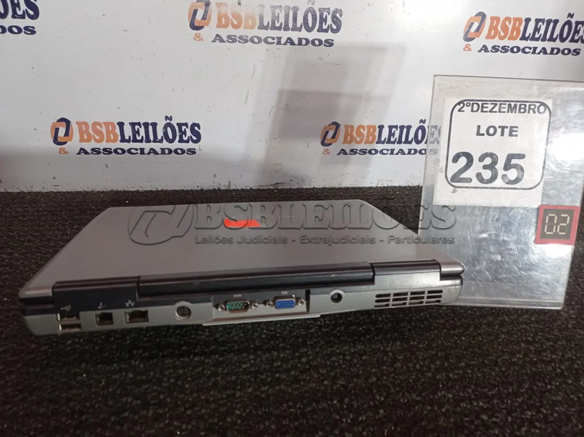 LOTE 235 - 01 NOTEBOOK MARCA DELL. (NO ESTADO) ATENÇÃO! FAZER A VISITAÇÃO ANTES DE ARREMATAR, NÃO SABEMOS SE FUNCIONA. LEILÃO NÃO TEM GARANTIA E NEM DEVOLUÇÃO, SUJEITO A POSSÍVEIS AVARIAS VISÍVEIS/OCULTAS E/OU AUSÊNCIA DE COMPONENTES.
