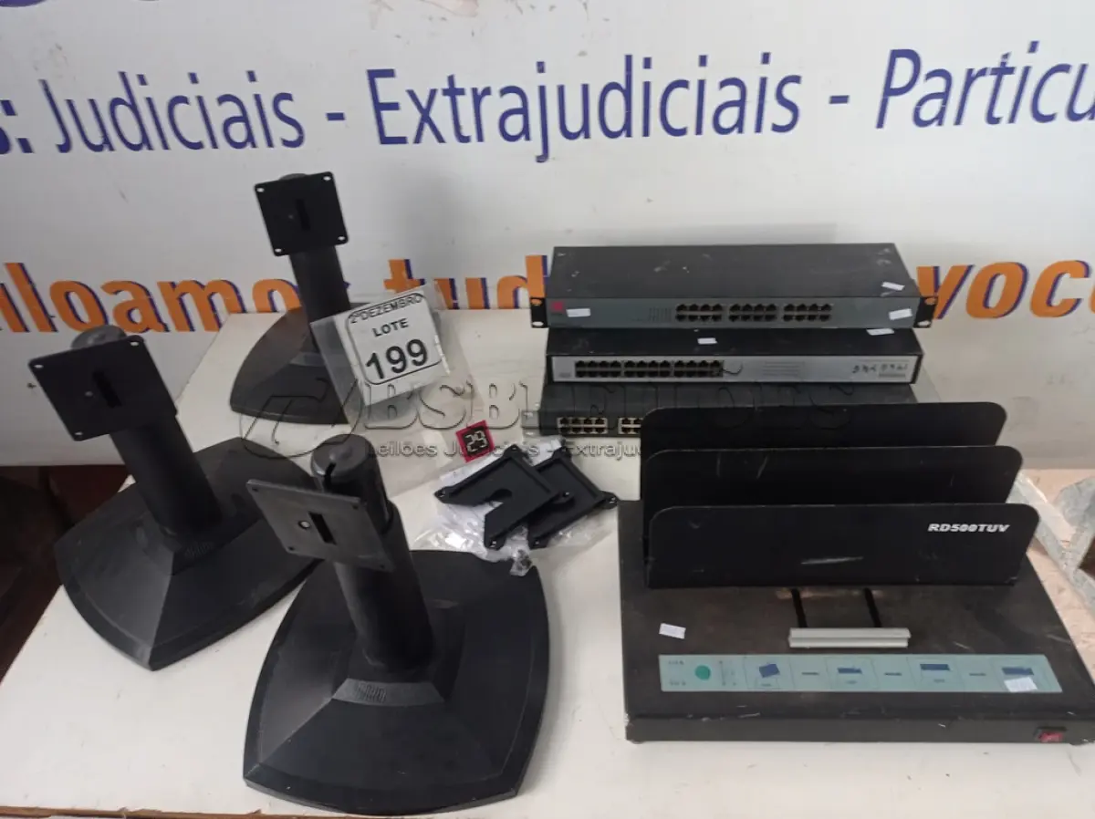 LOTE 199 - 03 SWITCHES, 03 PEDESTAIS C/AJUSTES DE ALTURA P/MONITORES E 01 MÁQUINA DE LIGAÇÃO DO DERRETIMENTO. (NO ESTADO) ATENÇÃO! FAZER A VISITAÇÃO ANTES DE ARREMATAR, NÃO SABEMOS SE FUNCIONA. LEILÃO NÃO TEM GARANTIA E NEM DEVOLUÇÃO, SUJEITO A POSSÍVEIS AVARIAS VISÍVEIS/OCULTAS E/OU AUSÊNCIA DE COMPONENTES.