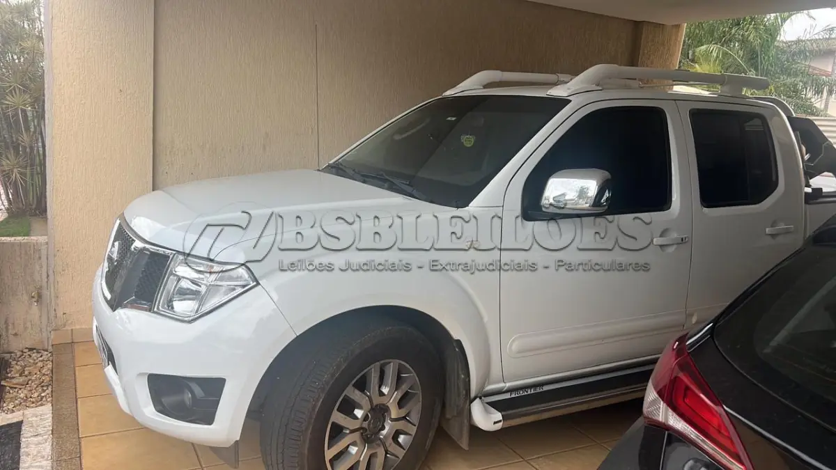 LOTE 004 - 01 NISSAN/FRONTIER SL 4X4 AUTOMATICA, BRANCA , DIESEL, ANO 2013/2014 (NO ESTADO) (RETIRADA EM GOIÂNIA -GO) (171.000 KM RODADOS)