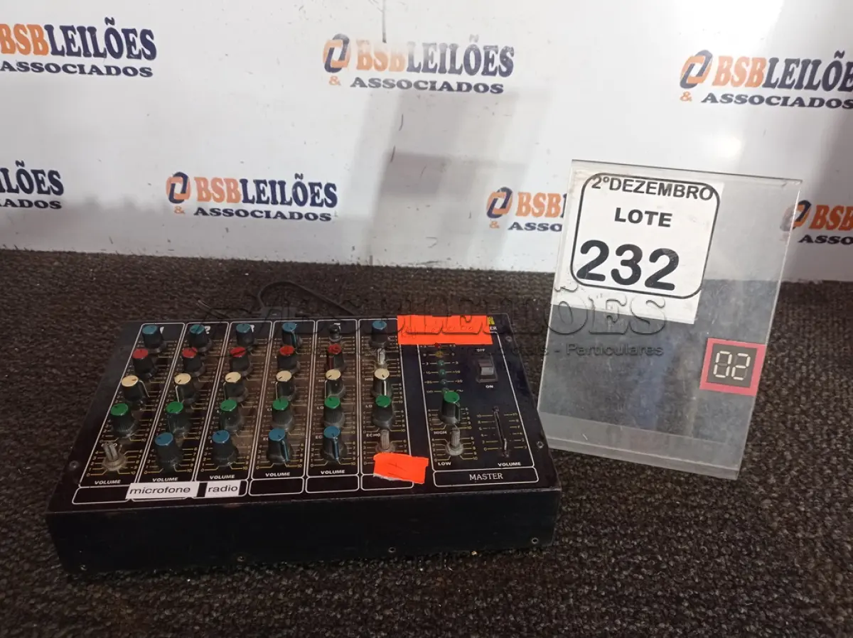 LOTE 232 - 01 MESA DE SOM ÁUDIO MIXER MARCA CICLOTRON MODELO AM-6R. (NO ESTADO) ATENÇÃO! FAZER A VISITAÇÃO ANTES DE ARREMATAR, NÃO SABEMOS SE FUNCIONA. LEILÃO NÃO TEM GARANTIA E NEM DEVOLUÇÃO, SUJEITO A POSSÍVEIS AVARIAS VISÍVEIS/OCULTAS E/OU AUSÊNCIA DE COMPONENTES.