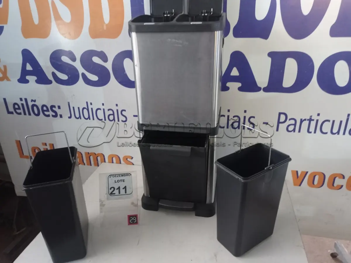 LOTE 211 - 01 LIXEIRA EM INOX C/PEDAL E 03 COMPARTIMENTOS. (NO ESTADO) ATENÇÃO! FAZER A VISITAÇÃO ANTES DE ARREMATAR, NÃO SABEMOS SE FUNCIONA. LEILÃO NÃO TEM GARANTIA E NEM DEVOLUÇÃO, SUJEITO A POSSÍVEIS AVARIAS VISÍVEIS/OCULTAS E/OU AUSÊNCIA DE COMPONENTES.