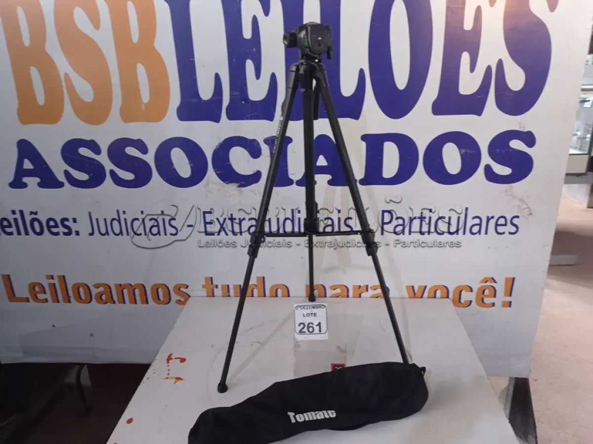 LOTE 261 - 01 TRIPÉ P/CÂMERA DIGITAL MARCA TOMATE. (NO ESTADO) ATENÇÃO! FAZER A VISITAÇÃO ANTES DE ARREMATAR, NÃO SABEMOS SE FUNCIONA. LEILÃO NÃO TEM GARANTIA E NEM DEVOLUÇÃO, SUJEITO A POSSÍVEIS AVARIAS VISÍVEIS/OCULTAS E/OU AUSÊNCIA DE COMPONENTES.