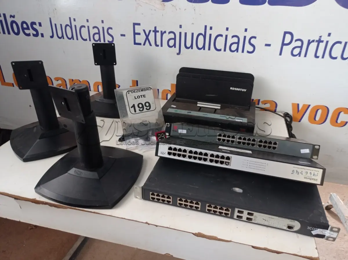 LOTE 199 - 03 SWITCHES, 03 PEDESTAIS C/AJUSTES DE ALTURA P/MONITORES E 01 MÁQUINA DE LIGAÇÃO DO DERRETIMENTO. (NO ESTADO) ATENÇÃO! FAZER A VISITAÇÃO ANTES DE ARREMATAR, NÃO SABEMOS SE FUNCIONA. LEILÃO NÃO TEM GARANTIA E NEM DEVOLUÇÃO, SUJEITO A POSSÍVEIS AVARIAS VISÍVEIS/OCULTAS E/OU AUSÊNCIA DE COMPONENTES.