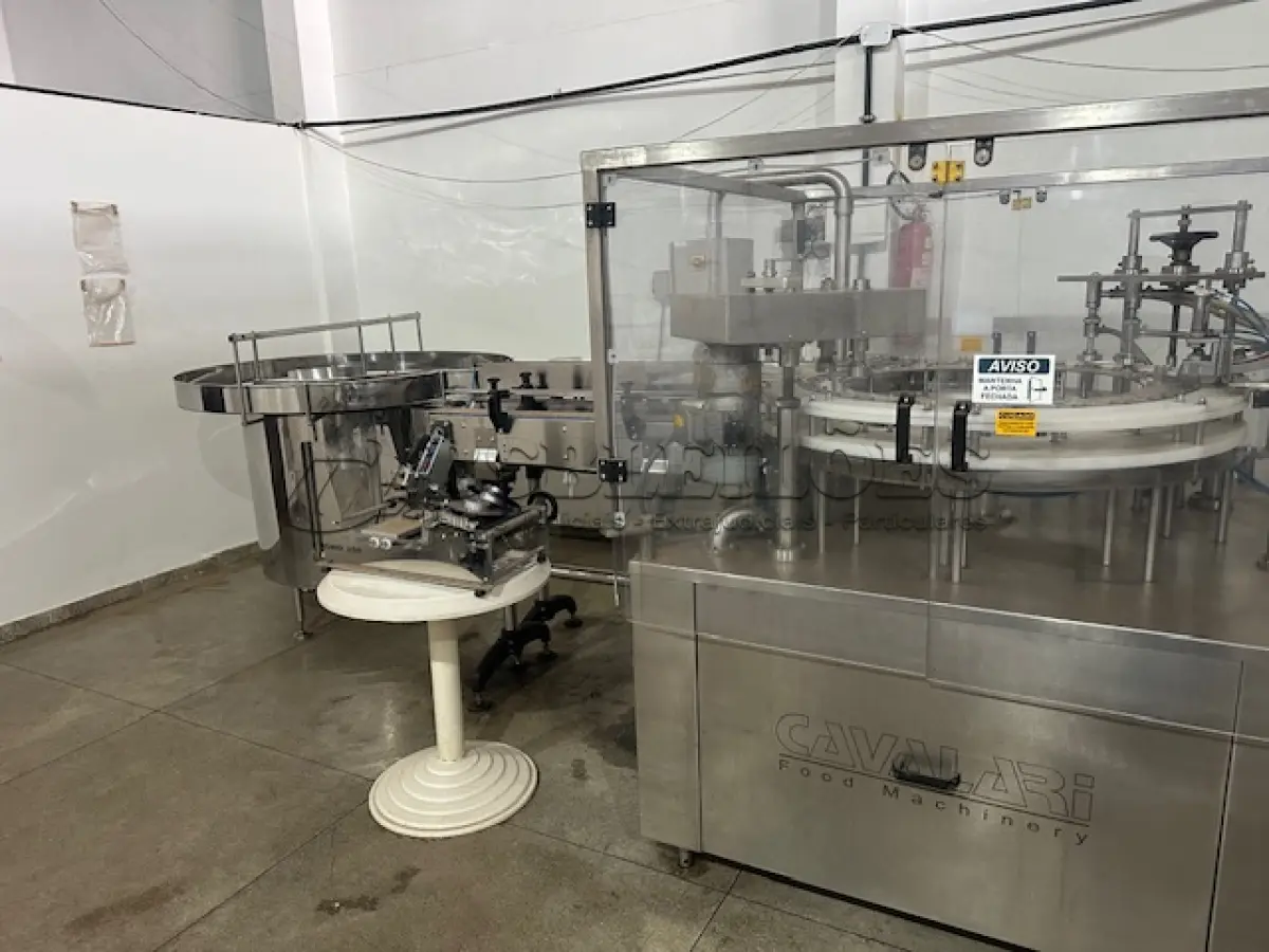 LOTE 001 - 01 FÁBRICA DE BEBIDAS COMPLETA, PRONTA PARA A OPERAÇÃO. OS EQUIPAMENTOS SERVEM PARA ENVASE DE LÍQUIDOS E PODEM SER USADOS PARA SUCO, ÁGUA MINERAL, CHÁ, KOMBUCHA, CERVEJA, VINHO, LEITE E IOGURTE. TODOS OS EQUIPAMENTOS QUE ENTRAM EM CONTATO COM A BEBIDA SEGUEM AS NORMAS EXIGIDAS PELO MINISTÉRIO DA AGRICULTURA (DE INOX OU OUTRO MATERIAL INERTE, FACILMENTE LAVÁVEIS E DESMONTÁVEIS). SÃO MODERNOS E DE ALTÍSSIMA QUALIDADE. A ENVASADORA CAVALARI POSSUI CAPACIDADE PARA PRODUZIR 4400 GARRAFAS POR HORA, JÁ FECHADAS, E É DE FÁCIL OPERAÇÃO, SENDO NECESSÁRIO SOMENTE 2 FUNCIONÁRIOS PARA OPERÁ-LA (UM NA ENTRADA DAS GARRAFAS E OUTRO NA SAÍDA), SEM QUE TENHAM CONTATO COM O LÍQUIDO ENVASADO, AUMENTANDO A SEGURANÇA SANITÁRIA. A CÂMARA FRIA POSSUI SISTEMA ONLINE ONDE É POSSÍVEL VERIFICAR A TEMPERATURA DA MESMA POR APLICATIVO NO CELULAR. TODOS OS EQUIPAMENTOS FUNCIONAM PERFEITAMENTE E SUA MANUTENÇÃO ERA FREQUENTE, O ÓLEO DOS COMPRESSORES SEMPRE FOI TROCADO NA DATA CERTA, E TODOS OS EQUIPAMENTOS SEMPRE FICARAM PROTEGIDOS DENTRO DA FÁBRICA. IDEAL PARA QUEM QUER COMEÇAR UM NEGÓCIO NA ÁREA DE BEBIDAS OU LATICÍNIOS, OU QUER AMPLIAR O SEU NEGÓCIO E DEIXAR A PRODUÇÃO MAIS SEGURA E EFICIENTE.(NO ESTADO)