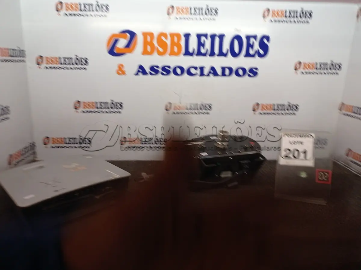 LOTE 201 - 01 BASE DE VOLANTE PARA SIMULADORES DE CORRIDA MARCA FANATEC E 01 PROJETOR MULTIMIDIA MARCA LG. (NO ESTADO) ATENÇÃO! FAZER A VISITAÇÃO ANTES DE ARREMATAR, NÃO SABEMOS SE FUNCIONA. LEILÃO NÃO TEM GARANTIA E NEM DEVOLUÇÃO, SUJEITO A POSSÍVEIS AVARIAS VISÍVEIS/OCULTAS E/OU AUSÊNCIA DE COMPONENTES.