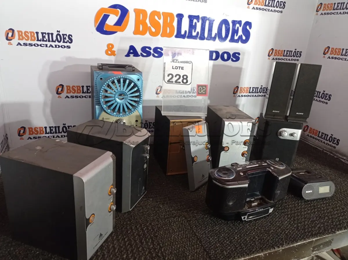 LOTE 228 - 01 LOTE C/VÁRIAS CAIXAS DE SOM MARCAS E MODELOS DIVERSOS. (NO ESTADO) ATENÇÃO! FAZER A VISITAÇÃO ANTES DE ARREMATAR, NÃO SABEMOS SE FUNCIONA. LEILÃO NÃO TEM GARANTIA E NEM DEVOLUÇÃO, SUJEITO A POSSÍVEIS AVARIAS VISÍVEIS/OCULTAS E/OU AUSÊNCIA DE COMPONENTES.