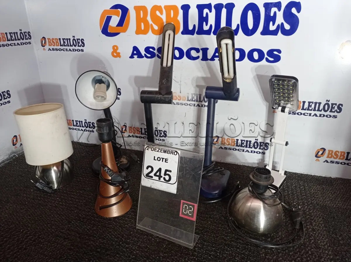 LOTE 245 - 01 LOTE C/VÁRIAS LUMINÁRIAS E ABAJURES MARCAS E MODELOS DIVERSOS. (NO ESTADO) ATENÇÃO! FAZER A VISITAÇÃO ANTES DE ARREMATAR, NÃO SABEMOS SE FUNCIONA. LEILÃO NÃO TEM GARANTIA E NEM DEVOLUÇÃO, SUJEITO A POSSÍVEIS AVARIAS VISÍVEIS/OCULTAS E/OU AUSÊNCIA DE COMPONENTES.