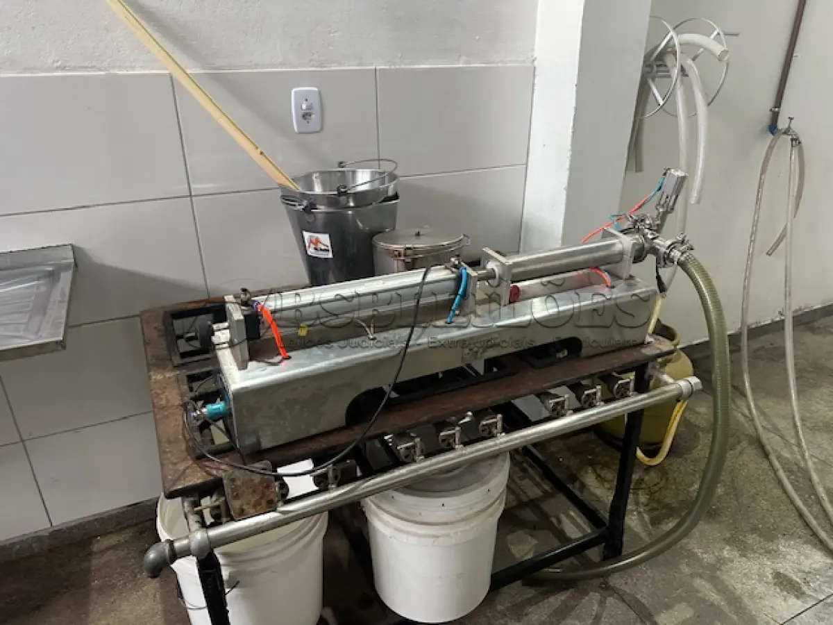 LOTE 001 - 01 FÁBRICA DE BEBIDAS COMPLETA, PRONTA PARA A OPERAÇÃO. OS EQUIPAMENTOS SERVEM PARA ENVASE DE LÍQUIDOS E PODEM SER USADOS PARA SUCO, ÁGUA MINERAL, CHÁ, KOMBUCHA, CERVEJA, VINHO, LEITE E IOGURTE. TODOS OS EQUIPAMENTOS QUE ENTRAM EM CONTATO COM A BEBIDA SEGUEM AS NORMAS EXIGIDAS PELO MINISTÉRIO DA AGRICULTURA (DE INOX OU OUTRO MATERIAL INERTE, FACILMENTE LAVÁVEIS E DESMONTÁVEIS). SÃO MODERNOS E DE ALTÍSSIMA QUALIDADE. A ENVASADORA CAVALARI POSSUI CAPACIDADE PARA PRODUZIR 4400 GARRAFAS POR HORA, JÁ FECHADAS, E É DE FÁCIL OPERAÇÃO, SENDO NECESSÁRIO SOMENTE 2 FUNCIONÁRIOS PARA OPERÁ-LA (UM NA ENTRADA DAS GARRAFAS E OUTRO NA SAÍDA), SEM QUE TENHAM CONTATO COM O LÍQUIDO ENVASADO, AUMENTANDO A SEGURANÇA SANITÁRIA. A CÂMARA FRIA POSSUI SISTEMA ONLINE ONDE É POSSÍVEL VERIFICAR A TEMPERATURA DA MESMA POR APLICATIVO NO CELULAR. TODOS OS EQUIPAMENTOS FUNCIONAM PERFEITAMENTE E SUA MANUTENÇÃO ERA FREQUENTE, O ÓLEO DOS COMPRESSORES SEMPRE FOI TROCADO NA DATA CERTA, E TODOS OS EQUIPAMENTOS SEMPRE FICARAM PROTEGIDOS DENTRO DA FÁBRICA. IDEAL PARA QUEM QUER COMEÇAR UM NEGÓCIO NA ÁREA DE BEBIDAS OU LATICÍNIOS, OU QUER AMPLIAR O SEU NEGÓCIO E DEIXAR A PRODUÇÃO MAIS SEGURA E EFICIENTE.(NO ESTADO)
