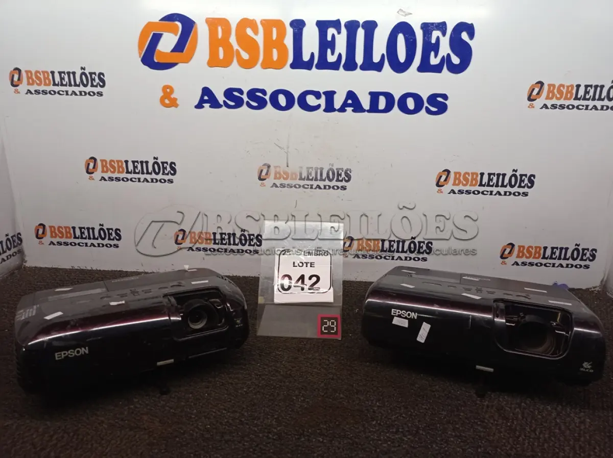 LOTE 042 - 02 PROJETORES MULTIMÍDIA MARCA EPSON P/RETIRADA DE PEÇAS. (NO ESTADO) ATENÇÃO! FAZER A VISITAÇÃO ANTES DE ARREMATAR, NÃO SABEMOS SE FUNCIONA. LEILÃO NÃO TEM GARANTIA E NEM DEVOLUÇÃO, SUJEITO A POSSÍVEIS AVARIAS VISÍVEIS/OCULTAS E/OU AUSÊNCIA DE COMPONENTES.