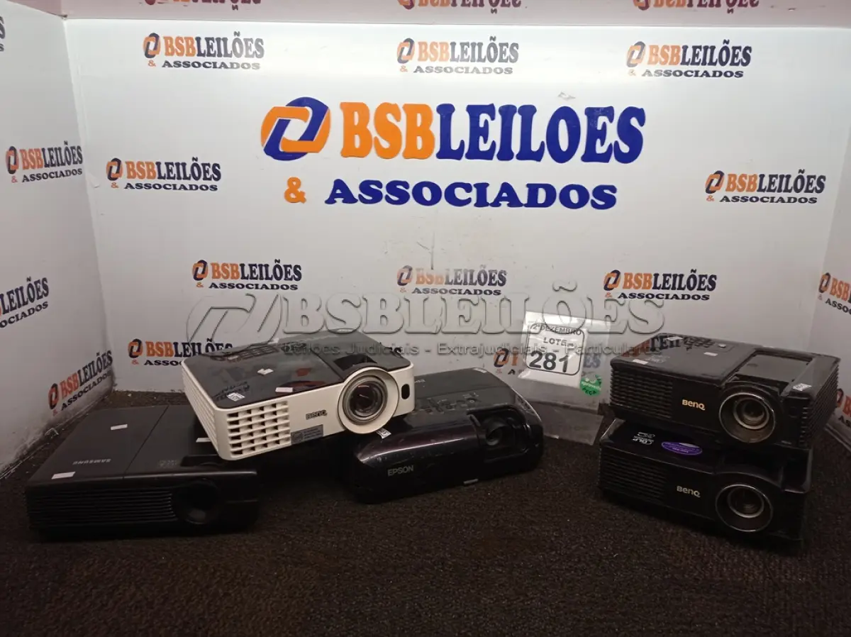 LOTE 281 - 05 PROJETORES MULTIMÍ DIA MARCAS E MODELOS DIVERSOS P/RETIRADA DE4 PEÇAS. (NO ESTADO) ATENÇÃO! FAZER A VISITAÇÃO ANTES DE ARREMATAR, NÃO SABEMOS SE FUNCIONA. LEILÃO NÃO TEM GARANTIA E NEM DEVOLUÇÃO, SUJEITO A POSSÍVEIS AVARIAS VISÍVEIS/OCULTAS E/OU AUSÊNCIA DE COMPONENTES.