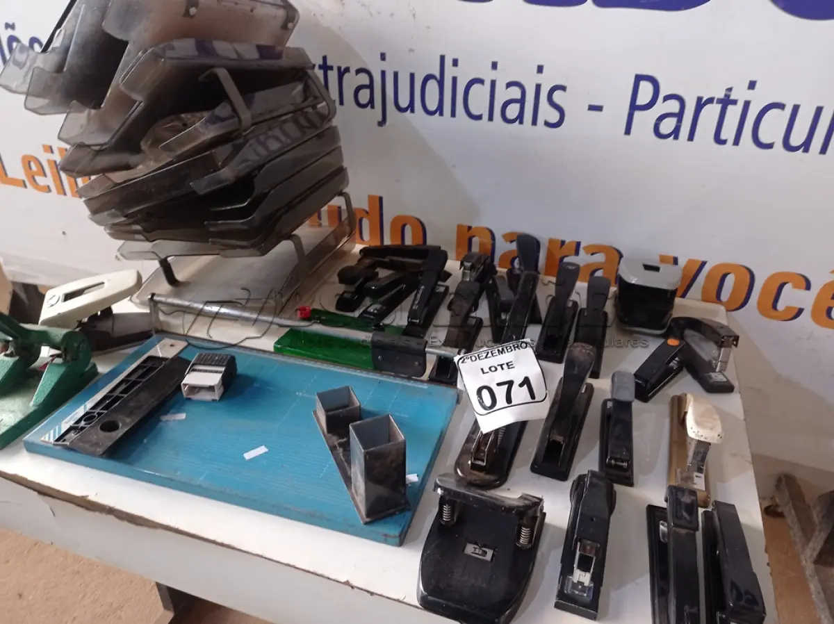 LOTE 071 - 01 LOTE C/VÁRIOS GRAMPEADORES E MATERIAIS DE ESCRITÓRIO DIVERSOS. (NO ESTADO) ATENÇÃO! FAZER A VISITAÇÃO ANTES DE ARREMATAR, NÃO SABEMOS SE FUNCIONA. LEILÃO NÃO TEM GARANTIA E NEM DEVOLUÇÃO, SUJEITO A POSSÍVEIS AVARIAS VISÍVEIS/OCULTAS E/OU AUSÊNCIA DE COMPONENTES.