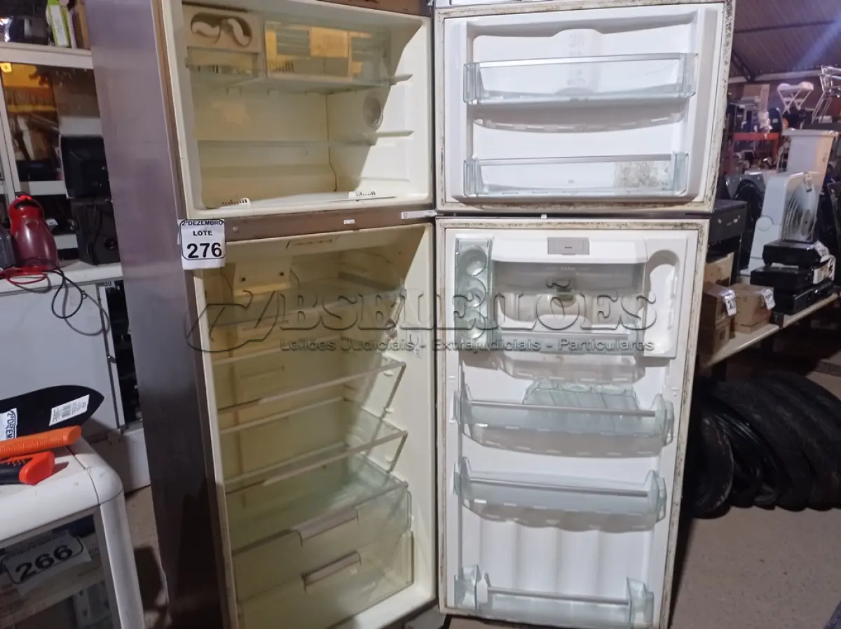 LOTE 276 - 01 GELADEIRA MARCA BOSCH. (NO ESTADO) ATENÇÃO! FAZER A VISITAÇÃO ANTES DE ARREMATAR, NÃO SABEMOS SE FUNCIONA. LEILÃO NÃO TEM GARANTIA E NEM DEVOLUÇÃO, SUJEITO A POSSÍVEIS AVARIAS VISÍVEIS/OCULTAS E/OU AUSÊNCIA DE COMPONENTES.