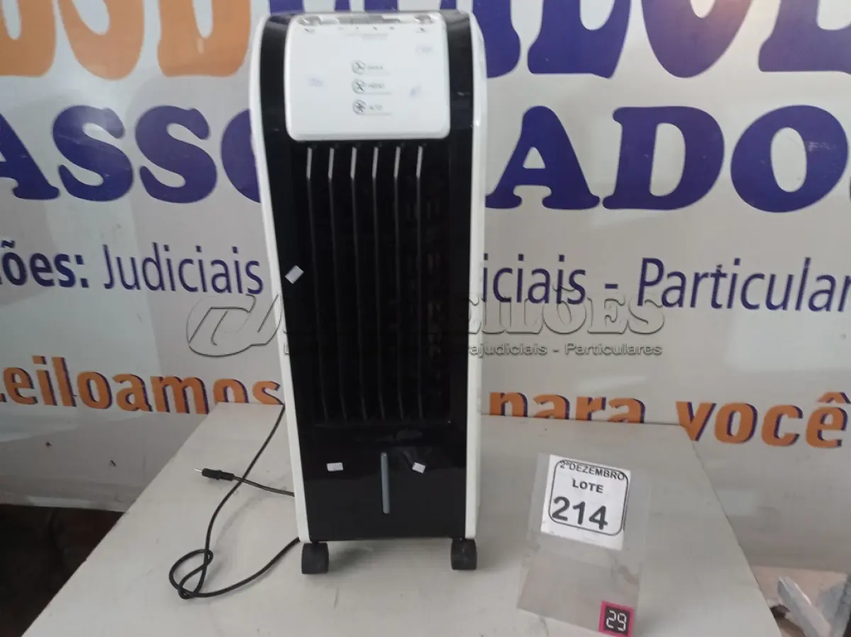 LOTE 214 - 01 CLIMATIZADOR DE AR PORTÁTIL MARCA CADENCE. (NO ESTADO) ATENÇÃO! FAZER A VISITAÇÃO ANTES DE ARREMATAR, NÃO SABEMOS SE FUNCIONA. LEILÃO NÃO TEM GARANTIA E NEM DEVOLUÇÃO, SUJEITO A POSSÍVEIS AVARIAS VISÍVEIS/OCULTAS E/OU AUSÊNCIA DE COMPONENTES.