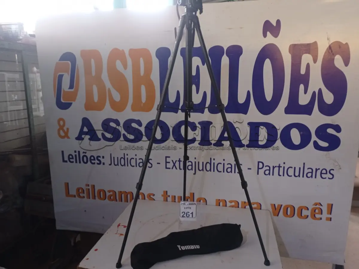 LOTE 261 - 01 TRIPÉ P/CÂMERA DIGITAL MARCA TOMATE. (NO ESTADO) ATENÇÃO! FAZER A VISITAÇÃO ANTES DE ARREMATAR, NÃO SABEMOS SE FUNCIONA. LEILÃO NÃO TEM GARANTIA E NEM DEVOLUÇÃO, SUJEITO A POSSÍVEIS AVARIAS VISÍVEIS/OCULTAS E/OU AUSÊNCIA DE COMPONENTES.