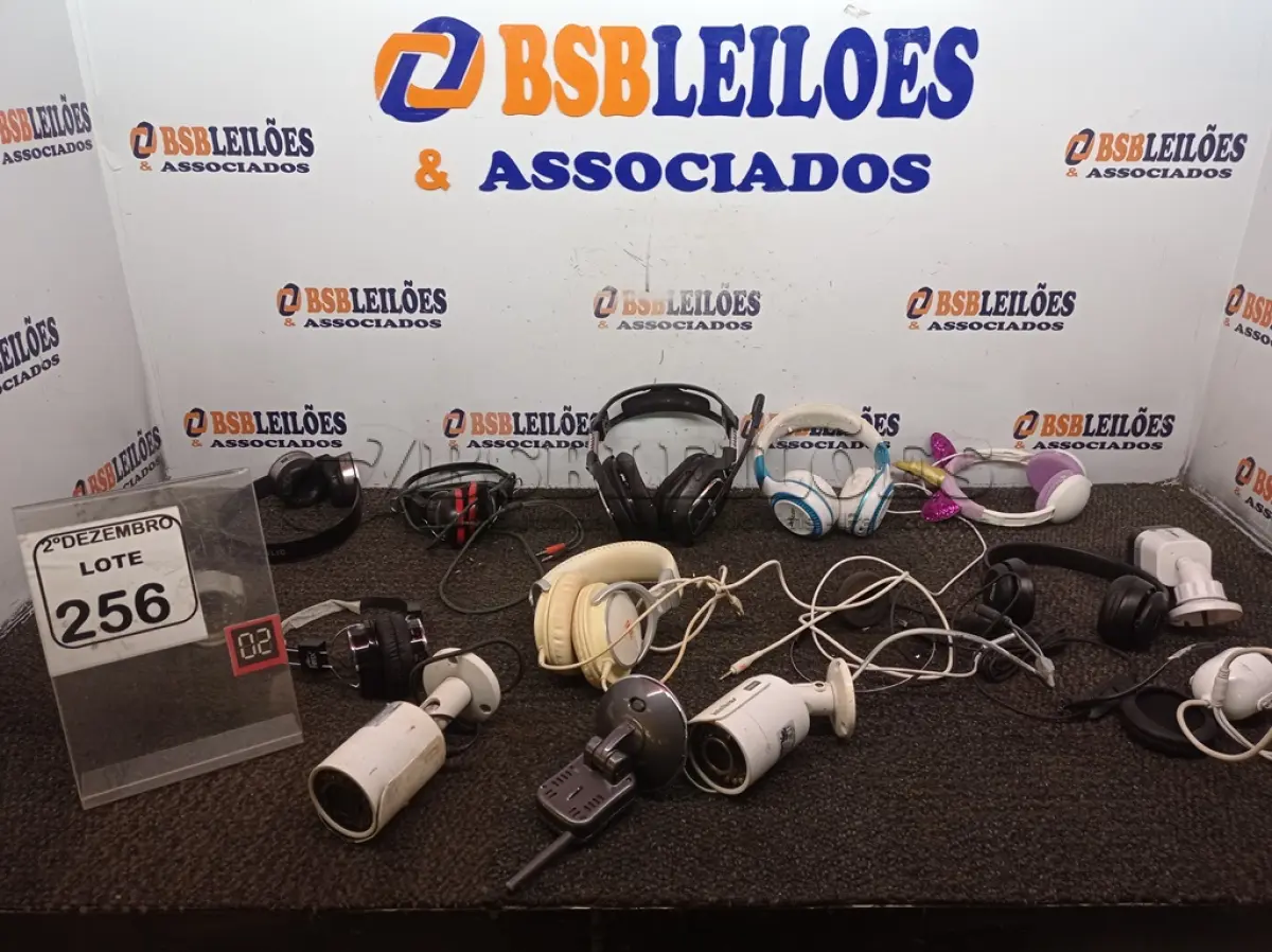 LOTE 256 - 01 LOTE C/VÁRIAS CÂMERAS DE SEGURANÇA E FONES DE OUVIDOS. (NO ESTADO) ATENÇÃO! FAZER A VISITAÇÃO ANTES DE ARREMATAR, NÃO SABEMOS SE FUNCIONA. LEILÃO NÃO TEM GARANTIA E NEM DEVOLUÇÃO, SUJEITO A POSSÍVEIS AVARIAS VISÍVEIS/OCULTAS E/OU AUSÊNCIA DE COMPONENTES.