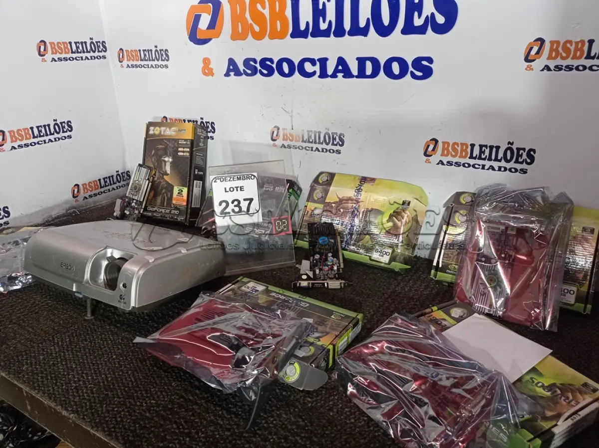 LOTE 237 - 01 PROJETOR MULTIMÍDIA MARCA EPSON P/RETIRADA DE PEÇAS. (NO ESTADO) ATENÇÃO! FAZER A VISITAÇÃO ANTES DE ARREMATAR, NÃO SABEMOS SE FUNCIONA. LEILÃO NÃO TEM GARANTIA E NEM DEVOLUÇÃO, SUJEITO A POSSÍVEIS AVARIAS VISÍVEIS/OCULTAS E/OU AUSÊNCIA DE COMPONENTES.
