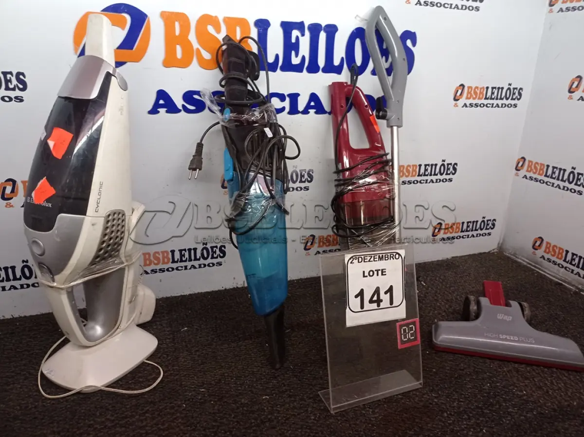 LOTE 141 - 03 ASPIRADORES DE PÓ MARCAS E MODELOS DIVERSOS. (NO ESTADO) ATENÇÃO! FAZER A VISITAÇÃO ANTES DE ARREMATAR, NÃO SABEMOS SE FUNCIONA. LEILÃO NÃO TEM GARANTIA E NEM DEVOLUÇÃO, SUJEITO A POSSÍVEIS AVARIAS VISÍVEIS/OCULTAS E/OU AUSÊNCIA DE COMPONENTES.