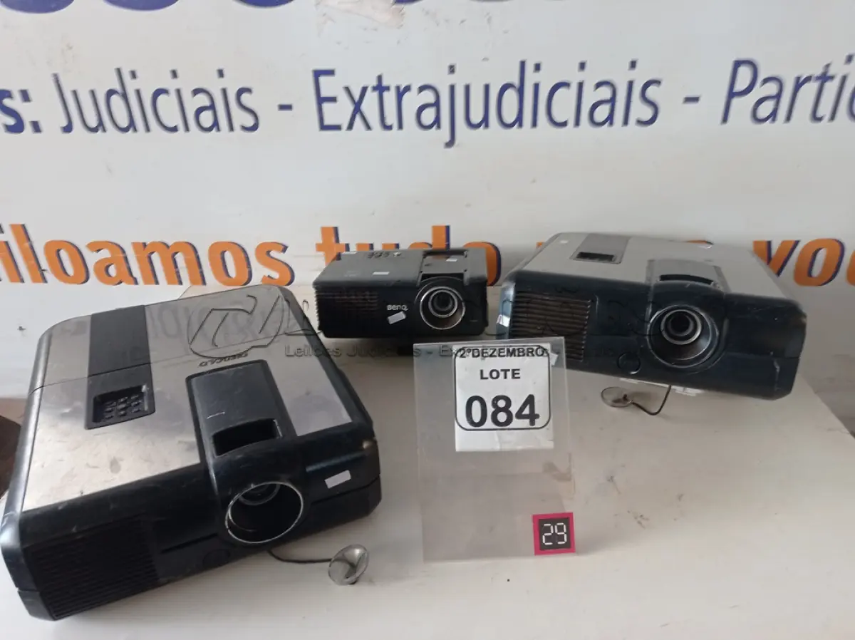 LOTE 084 - 03 PROJETORES MULTIMIDIA MARCAS E MODELOS DIVERSOS P/RETIRADA DE PEÇAS. (NO ESTADO) ATENÇÃO! FAZER A VISITAÇÃO ANTES DE ARREMATAR, NÃO SABEMOS SE FUNCIONA. LEILÃO NÃO TEM GARANTIA E NEM DEVOLUÇÃO, SUJEITO A POSSÍVEIS AVARIAS VISÍVEIS/OCULTAS E/OU AUSÊNCIA DE COMPONENTES.